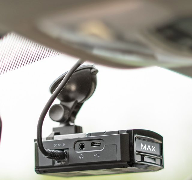GENEVO MAX mounted horizontally on the windshield