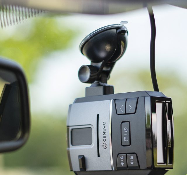 GENEVO MAX mounted vertically on the windshield